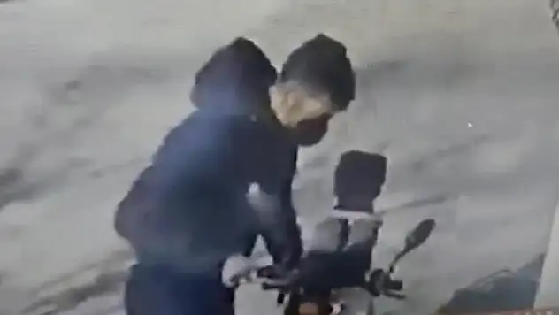 Elektrikli bisiklet hırsızını taktığı maske de kurtaramadı! Konya'daki o şüpheli 56 saatlik görüntü analizi sonucu tespit edildi
