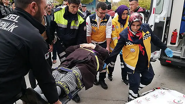 Elektrikli bisiklet seyyar arabaya çarparak devrildi: 1 yaralı