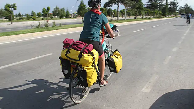 Elektrikli bisikletiyle Türkiye turuna çıkan Bengi, Konya'da mola verdi
