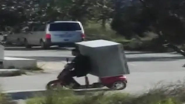 Elektrikli bisikletle buzdolabı taşıdı