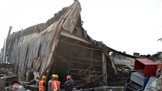 Elektrikli ev aletleri üreten fabrika sabaha kadar yandı
