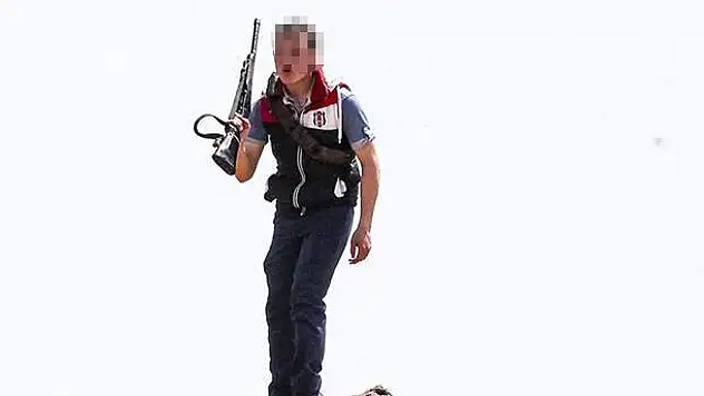 Eli silahlı şüpheli polislere direndi