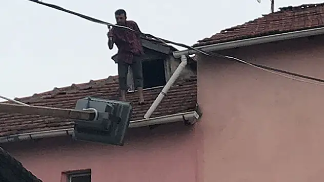 Elinde baltayla çatıya çıkan adam aşağı düştü