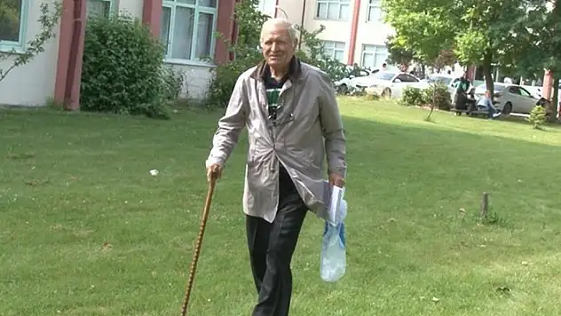 Elinde bastonuyla üniversite sınavına girdi
