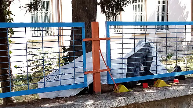 Elinde çakmak gazıyla bahçe duvarı üstünde ölü bulundu
