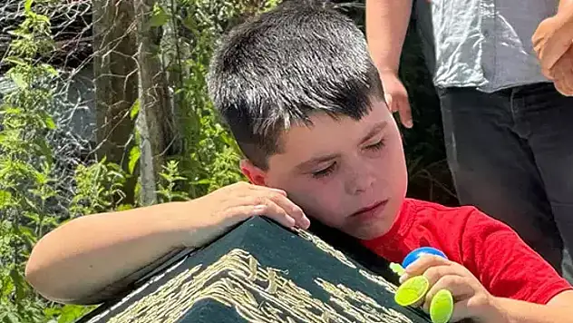 Elinde oyuncağıyla ağabeyinin tabutunun başında gözyaşı döktü
