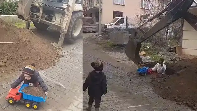 Elindeki oyuncak kamyona kepçeyle kum doldurulurken çocuğun sevinci görülmeye değerdi