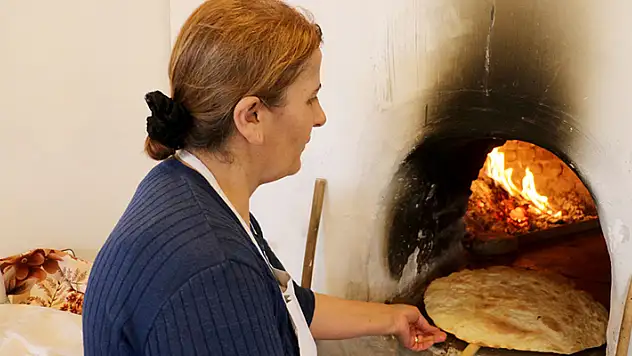 Elinin hamuruyla erkeklere taş çıkartıyor

