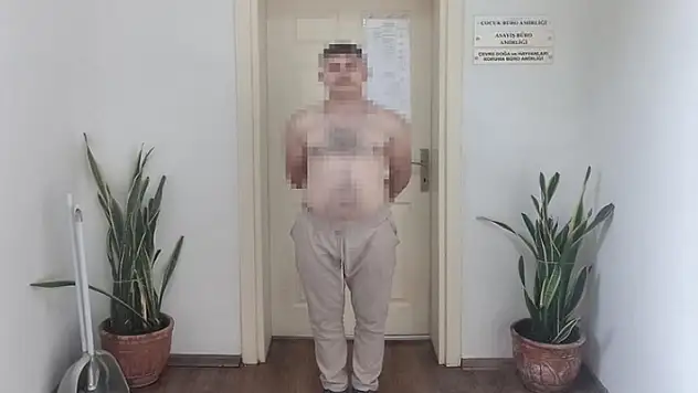 Elleri kelepçeli polisten kaçan tutuklu camide yakalandı 
