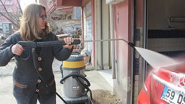 Ellerinin Hamuruyla Oto Yıkama Yapıyorlar