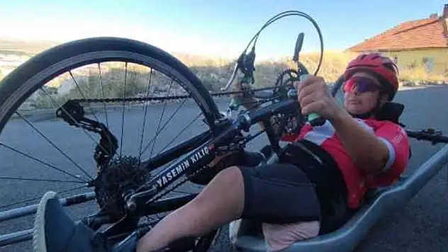 Elleriyle Günde 45 Kilometre Pedal Çeviriyor