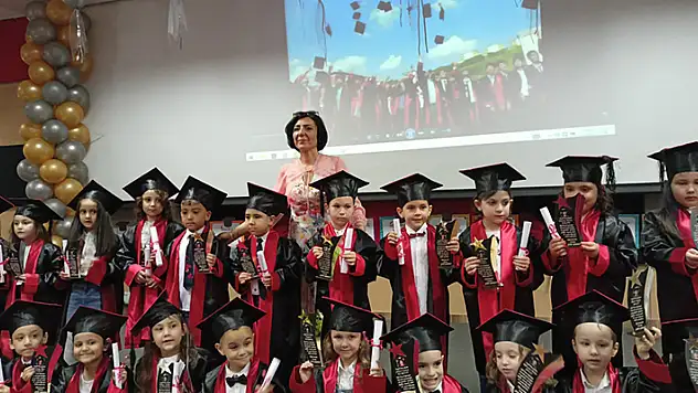 Elma Şekerleri mezun oldu