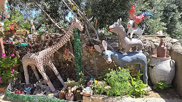 Emekli el işi öğretmeni, ürettiği objeleri bahçesinde sergiliyor