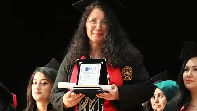 Emekli fizik öğretmeni 63 yaşında tıp fakültesinden mezun oldu 

