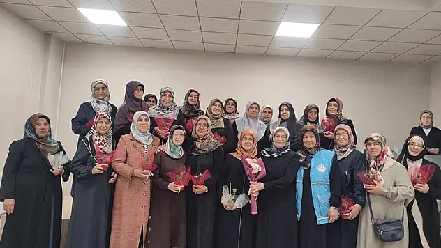 Emekli Kur'an Kursu hocalarıyla gençlerin buluşmasında duygu dolu anlar