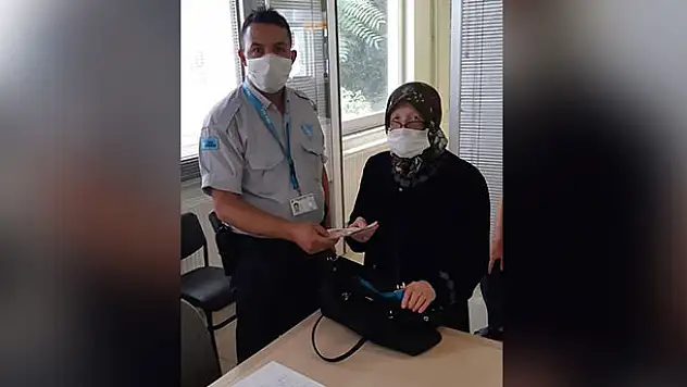 Emekli maaşını düşüren kadının parasını güvenlik görevlisi teslim etti