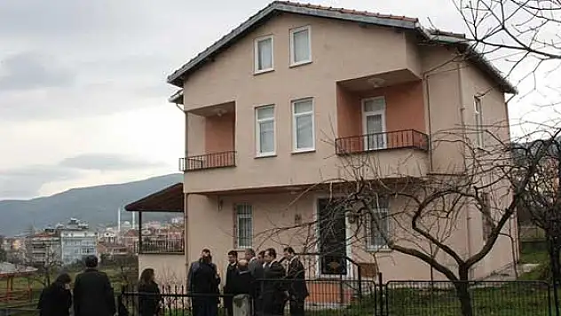 Emekli öğretmen, kütüphane için evini bağışladı