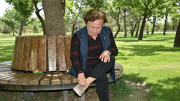 Emekli öğretmen ortopedik ayakkabı özlemine öğrencisinin desteğiyle kavuştu
