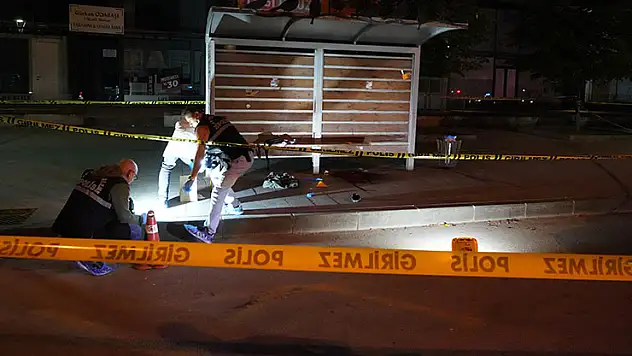 Emekli polis memuru otobüs durağında kendini vurdu