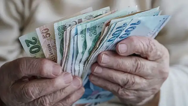Emeklilerin bayram ikramiyesini 3 bin TL'ye çıkaran kanun yürürlüğe girdi
