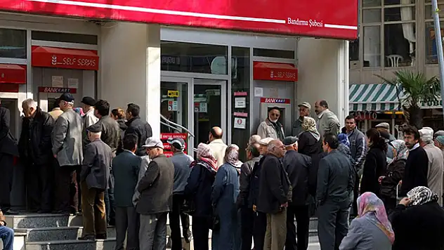Emeklilikte yaşa takılan 300 bin kişiye çözüm yolda