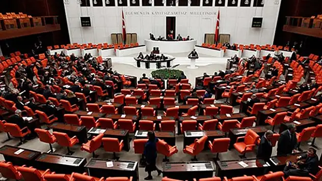 Emeklilikte yaşa takılanlar önergesi TBMM'de reddedildi