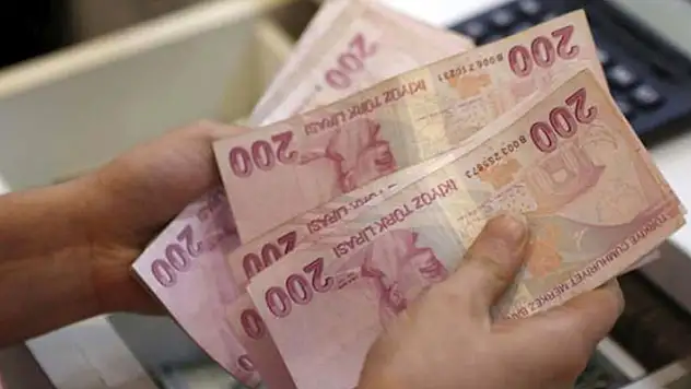 Emekliye çifte bayram! Zamlı maaş ve ikramiye yarın hesaplara yatırılacak
