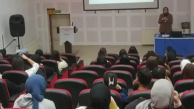 Emet MYO'da, 'Evlilik öncesi hayat arkadaşımı nasıl seçerim?' başlıklı eğitim
