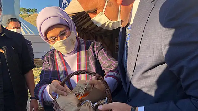 Emine Erdoğan, Ahlat'ta Konya Büyükşehir'in çadırına konuk oldu