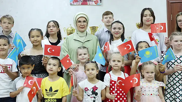 Emine Erdoğan, Astana'da yetimhane ziyaret etti
