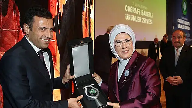 Emine Erdoğan'dan Konya'ya plaket