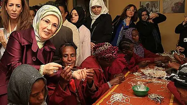 Emine Erdoğan'dan yardım derneğine ziyaret