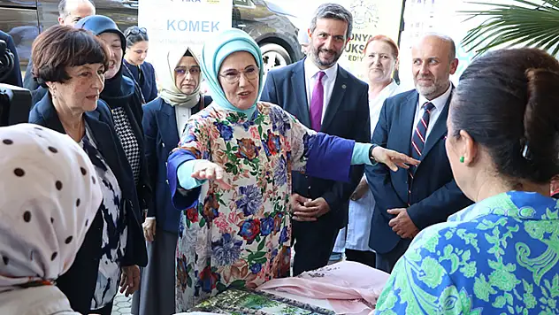 Emine Erdoğan,  Saraybosna KOMEK sergisini ziyaret etti
