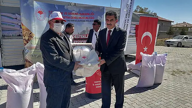 Emirgazi'de çiftçilere sertifikalı tohum dağıtıldı
