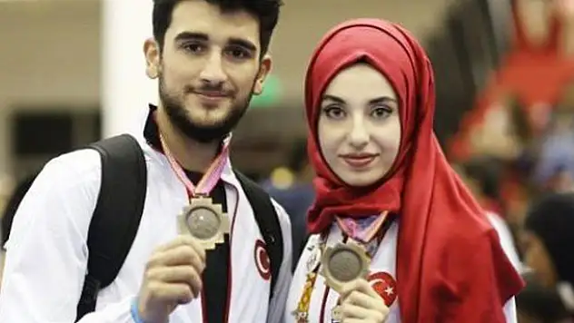 Emirhan ve Kübra dünyayı dize getirdi!