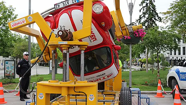 Emniyet kemerini taktılar, araçtan fırlamadılar