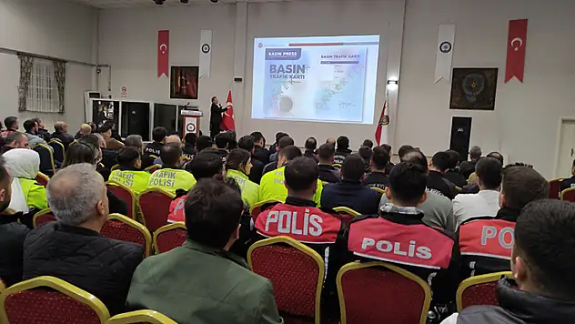 Emniyet mensupları 'Basın Kartı' hakkında bilgilendirildi