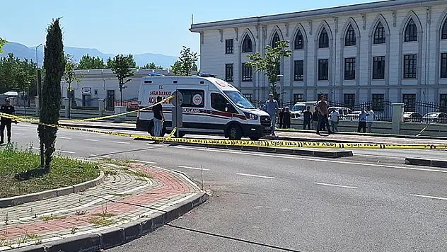 Emniyetin otoparkında bıçakla araçlara zarar verip polislere saldırmaya çalışınca bacağından vuruldu
