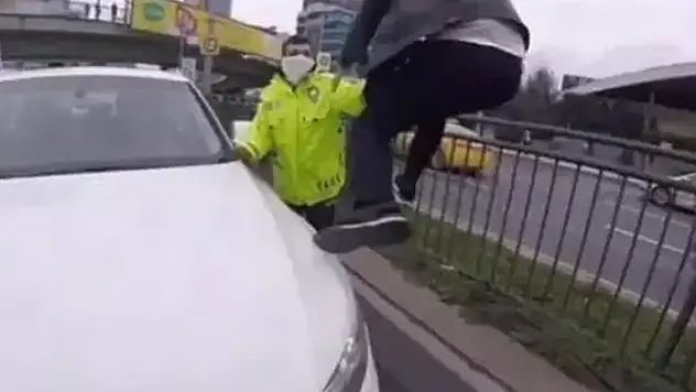 'Emniyettenim' diyerek trafikte saldırdı, gözaltına alındı
