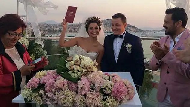 Emre Altuğ, Kuşadası'nda nikah şahidi oldu