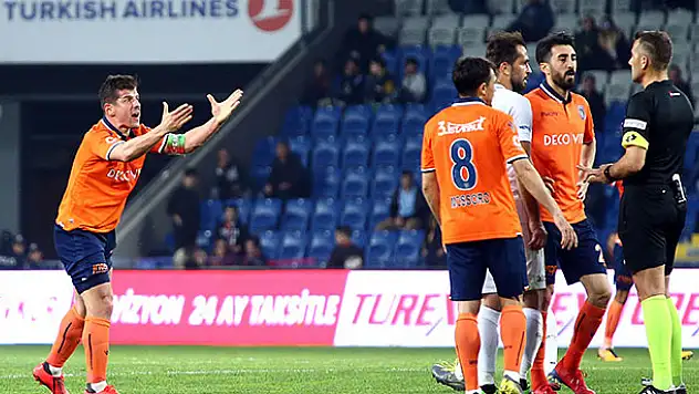 Emre formasını yırttı