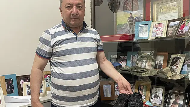 En acı Babalar Günü hatırası! Oğlunun şehadet haberiyle aynı gün gelen hediyesini baş köşesinde saklıyor