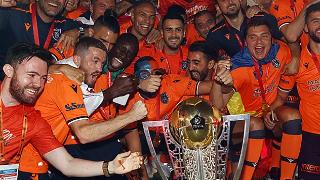 EN AZ ŞAMPİYON ÇIKARAN ÜLKEYİZ!