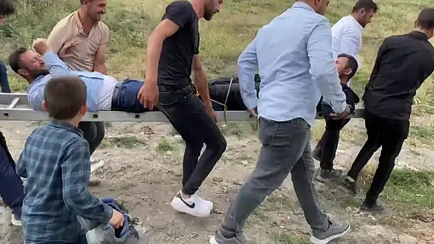 En sulu düğün eğlencesi: Düğün sahiplerini merdivene bağlayıp sulama kanalına attılar