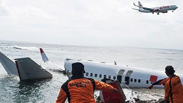 Endonezya'da yolcu uçağı ile irtibat kesildi