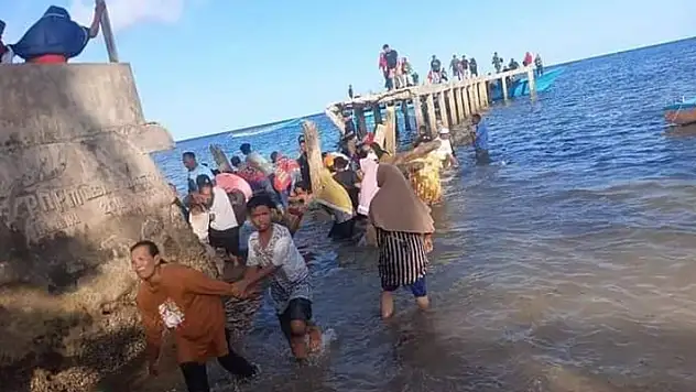 Endonezya'da halk yerel seçim adayını karşılarken köprü çöktü: 7 ölü
