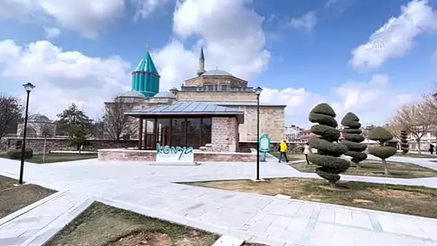 Endonezyalı kadın yapımcı Mevlana sevgisini sete taşıdı
