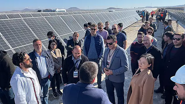 Enerji uzmanları Konya'daki Kalyon Karapınar Güneş Enerjisi Santrali'ni ziyaret etti
