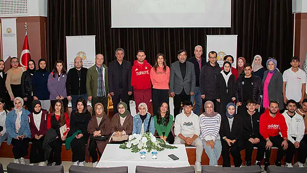 Engelleri aşan sporcular, Konya'da öğrencilerle buluştu
