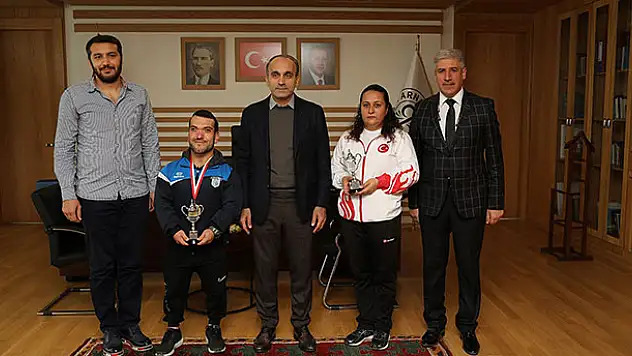 Engelli genç ağırlığının 2 katından fazla kaldırıp şampiyon oldu